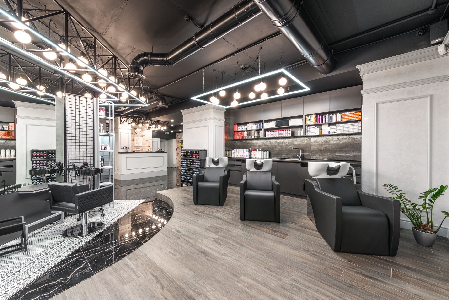Modernes Schnittpunkt Salon Interieur